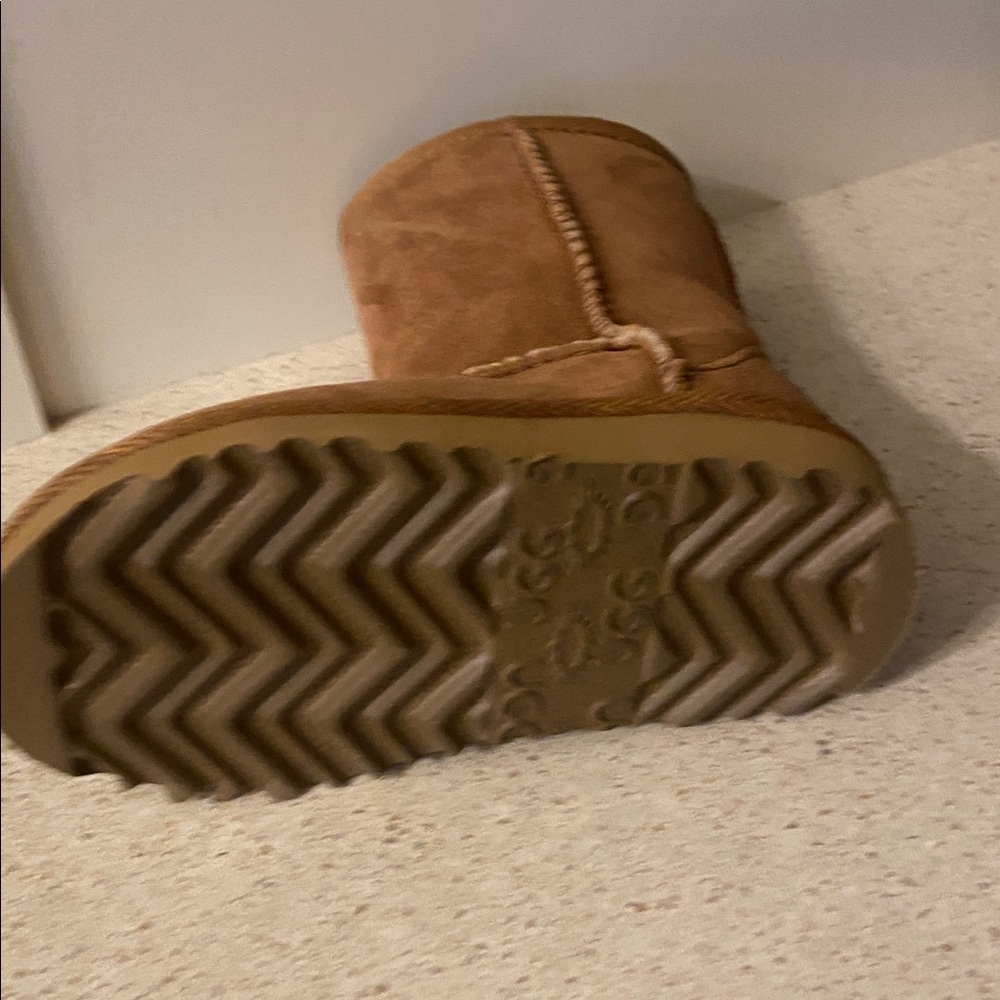 UGG